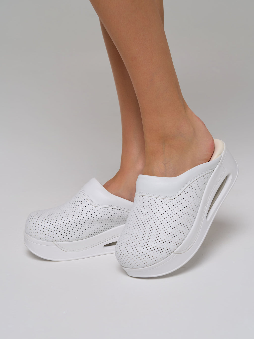 Zoccoli Sanitari in pelle Morbidelle White traforate