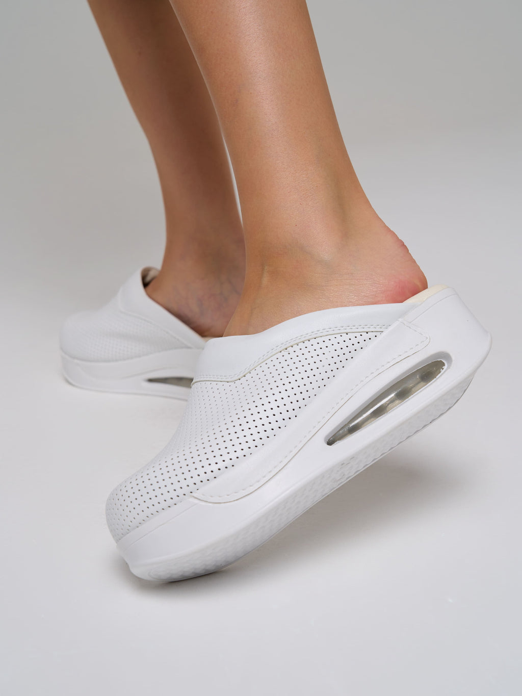 Zoccoli Sanitari in pelle Morbidelle White traforate
